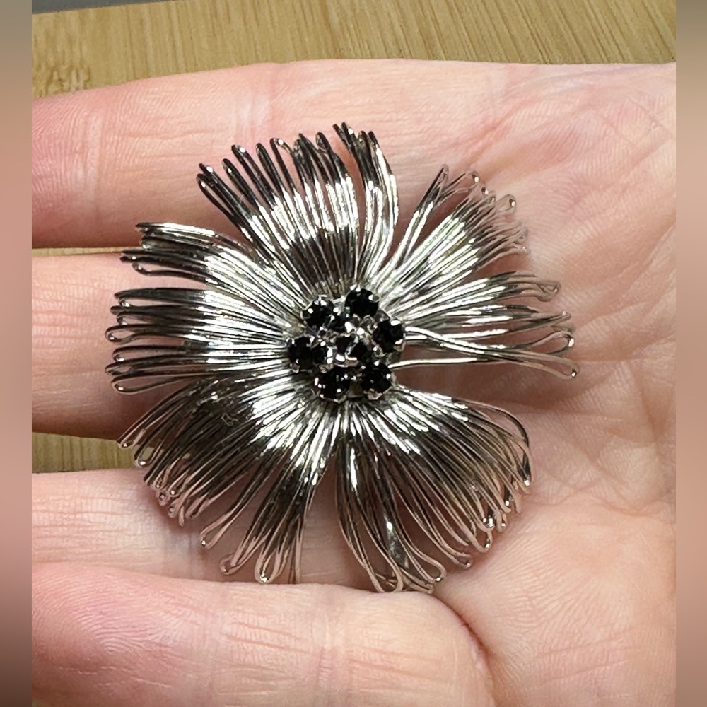 Vintage silver-tone flower brooch/pin with dark rhinestones - Picture 2 of 6